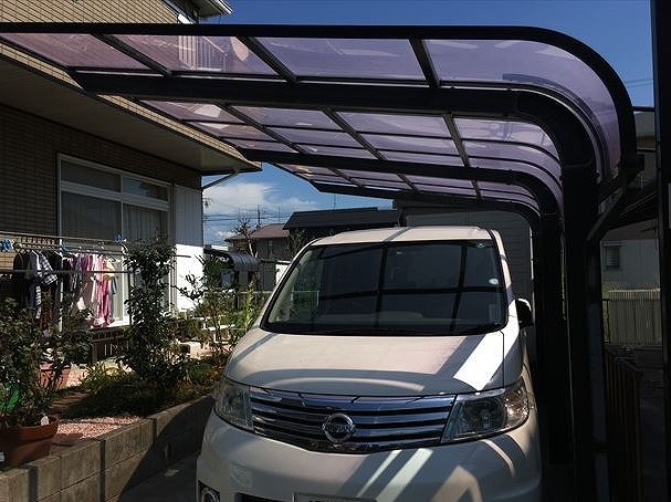 岐阜市で台風で屋根の既製品アクリルパネルが割れたカーポートを火災保険で修理